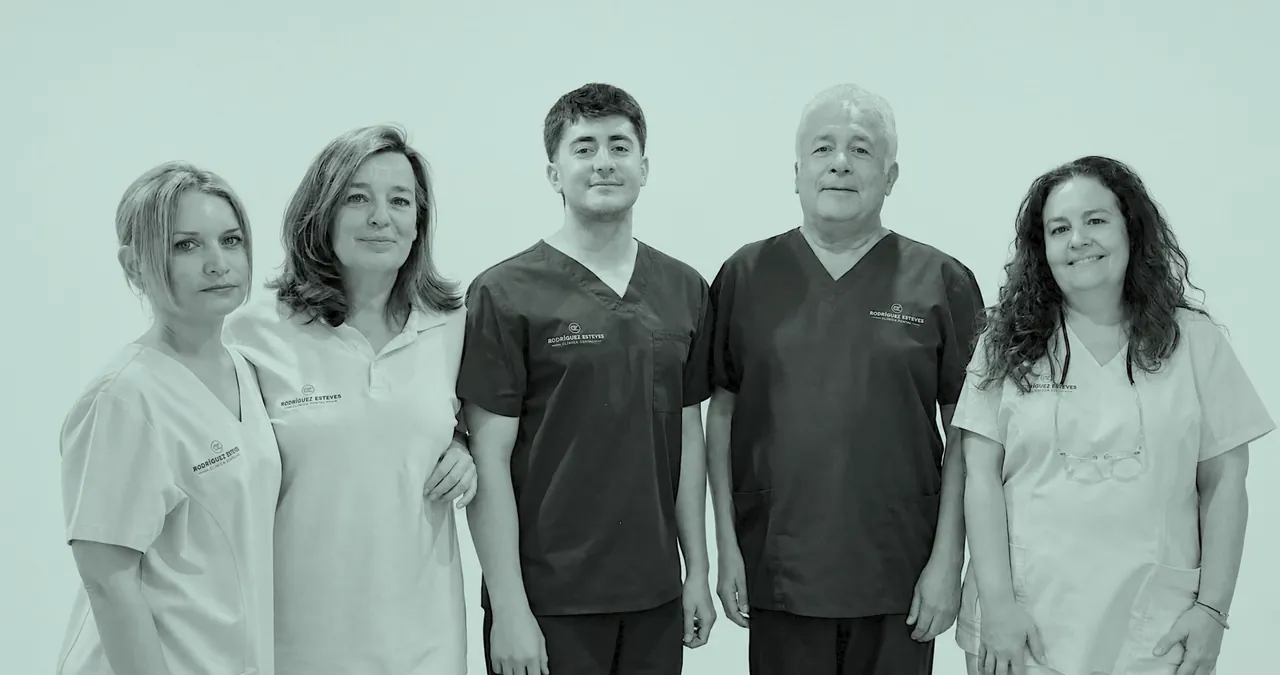 Pieza generada íntegramente con inteligencia artificial para la web de Clínica Dental Rodríguez Estévez: ocho segundos que recorren la fachada, la consulta, una revisión y terminan en un retrato de grupo. Ninguna de las personas que aparecen es una fotografía. Se reproduce sin sonido.