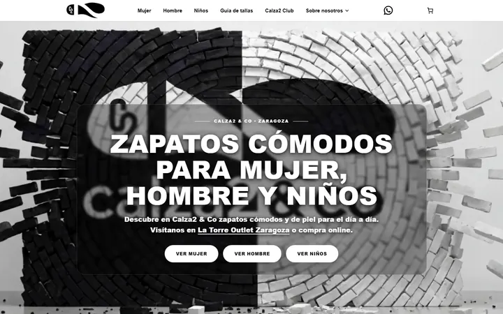 Portada de calza2.es en escritorio: la marca pintada sobre una pared de ladrillo en blanco y negro, con el titular y los tres accesos por categoría.