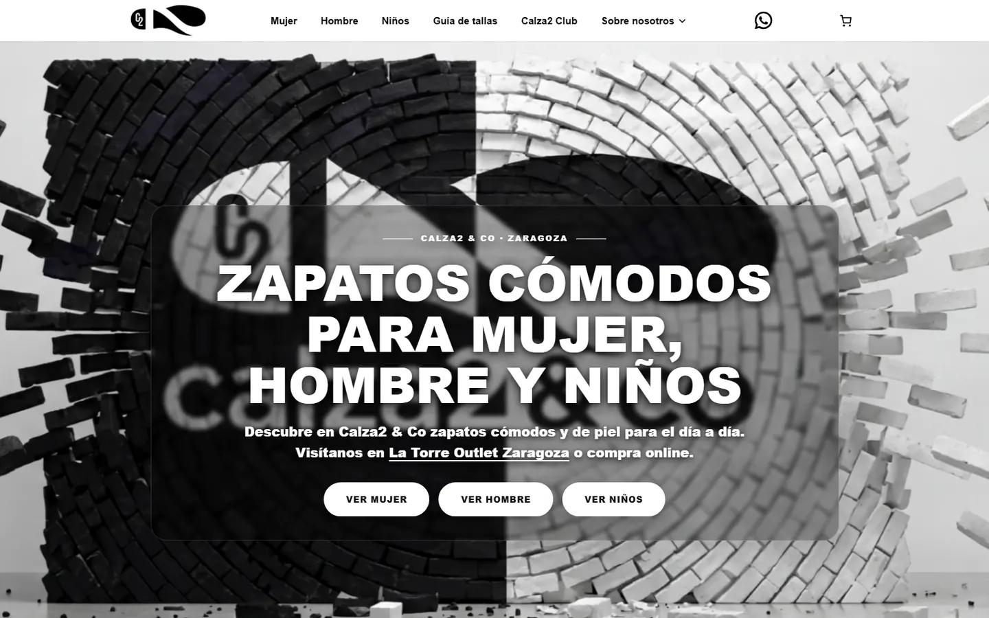 Portada de calza2.es en escritorio: la marca pintada sobre una pared de ladrillo en blanco y negro, con el titular y los tres accesos por categoría.